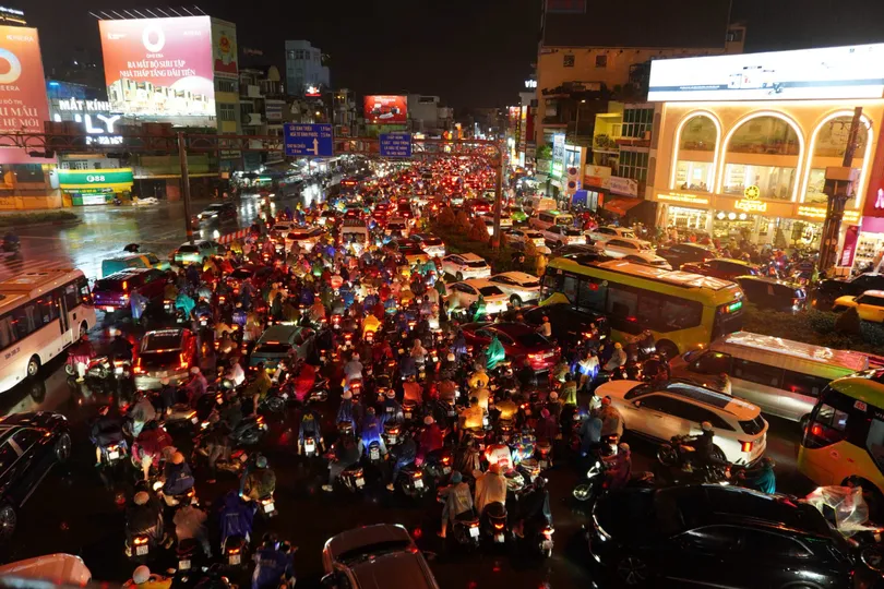 Ngã tư Hàng Xanh, phường Thạnh Mỹ Tây, ùn tắc kéo dài sau cơn mưa chiều 22-9. Ảnh: KIÊN CƯỜNG