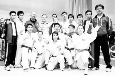 HLV Phạm Trần Nguyên (hàng sau, ngoài cùng bên trái) khi tham gia Ban huấn luyện đội tuyển karate Việt Nam. Ảnh: QUANG THẮNG