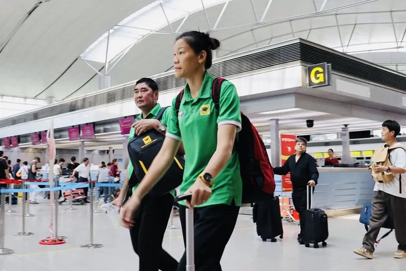 HLV Nguyễn Thị Ngọc Hoa và học trò có mặt tại Thái Lan chuẩn bị cho trận đấu quan trọng. Ảnh: VTVBĐLA