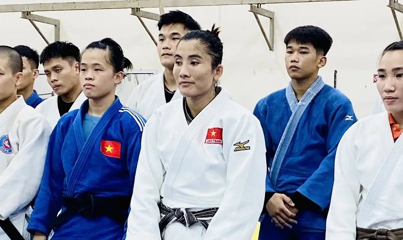 Võ sĩ Hoàng Thị Tình (giữa) đã không tập trung đội tuyển judo Việt Nam năm 2026. Ảnh: MINH CHIẾN