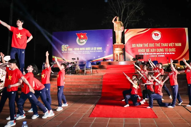 Các VĐV đội tuyển TDDC Việt Nam trình diễn tại chương trình. Ảnh: LƯỢNG LƯỢNG