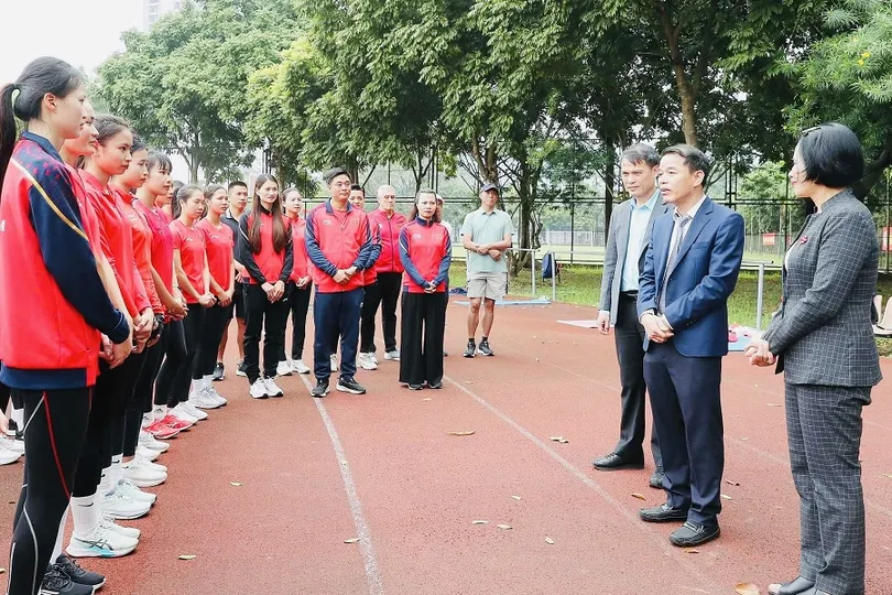 Đoàn cán bộ Ban Tuyên giáo và Dân vận Trung ương đã động viên các HLV, VĐV đội tuyển điền kinh Việt Nam. Ảnh: CỤC TDTTVN