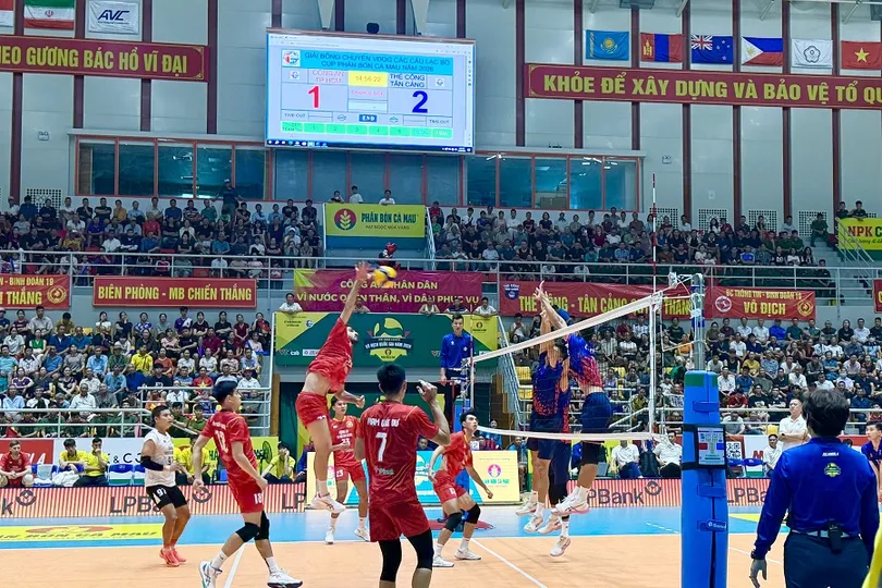 Các tay đập Công an TPHCM đã chơi tốt trước hàng chắn Thể Công Tân Cảng. Ảnh: MINH CHIẾN