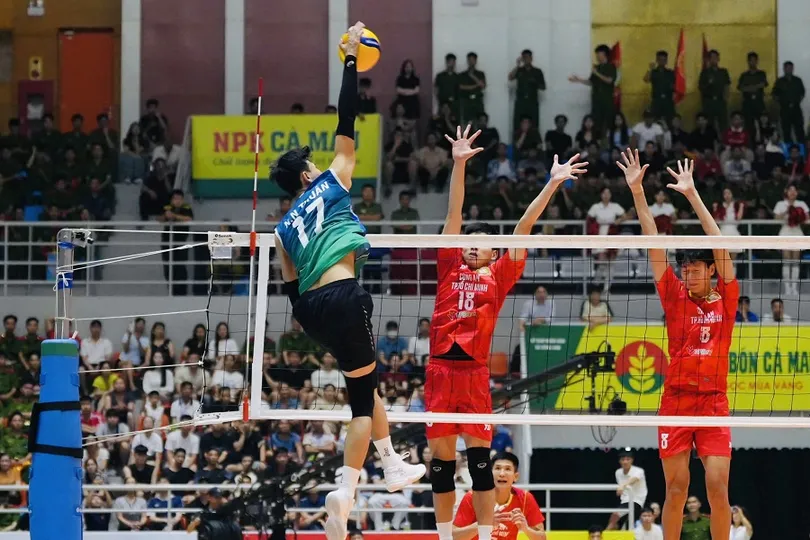 Các tay đập Biên Phòng MB và Công an TPHCM đã cống hiến trận đấu hấp dẫn. Ảnh: VFV