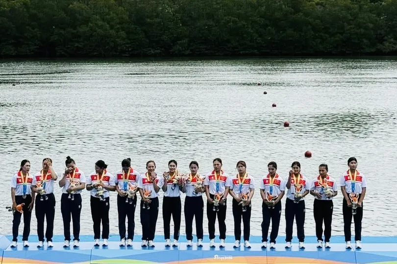Đội đua thuyền truyền thống nữ Việt Nam tại Đại hội thể thao bãi biển châu Á 2026. Ảnh: NGUYỄN HẢI