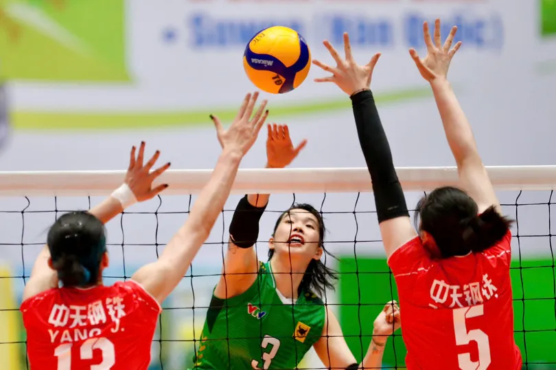 Chủ công Trần Thị Thanh Thúy nhận danh hiệu cầu thủ tấn công xuất sắc nhất. Ảnh: DŨNG PHƯƠNG