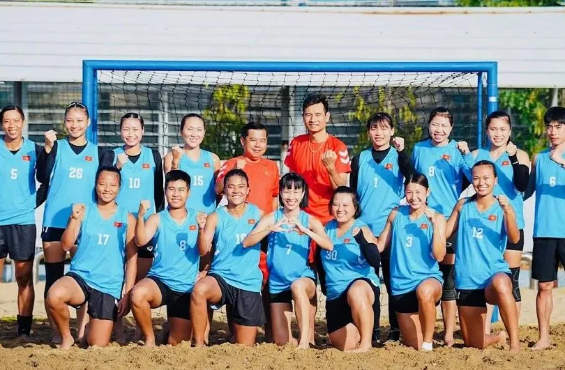 Đội tuyển bóng ném bãi biển nữ Việt Nam tập trung cho nhiệm vụ thi đấu giải vô địch thế giới 2026. Ảnh: VHF