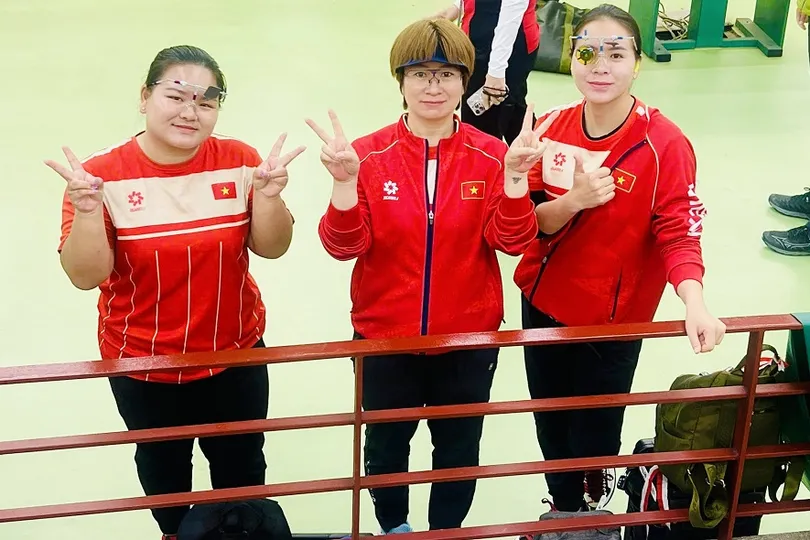 Xạ thủ Trịnh Thu Vinh (ngoài cùng bên phải) và đồng đội tại giải vô địch Đông Nam Á 2026. Ảnh: VŨ ANH