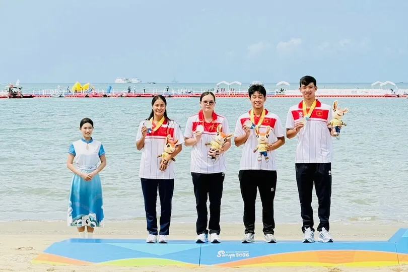 Khả Nhi (thứ 3, từ bên phải sang) là tuyển thủ quan trọng trong đội hình tiếp sức 4x1.500m hỗn hợp nam nữ bơi mặt nước mở của Việt Nam. Ảnh: LÊ THANH