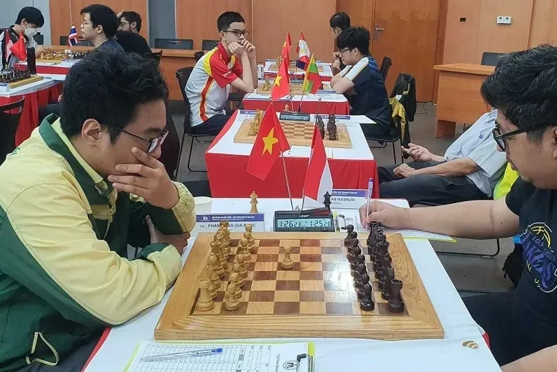 Phạm Trần Gia Phúc (áo xanh) sẽ tham dự giải vô địch đồng đội quốc gia cùng đội cờ vua TPHCM. Ảnh: MINH MINH