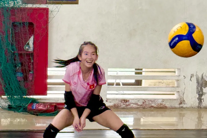 Hoài Ân tập luyện tại đội tuyển bóng chuyền nữ U18 Việt Nam trước khi lên đường thi đấu. Ảnh: MINH CHIẾN