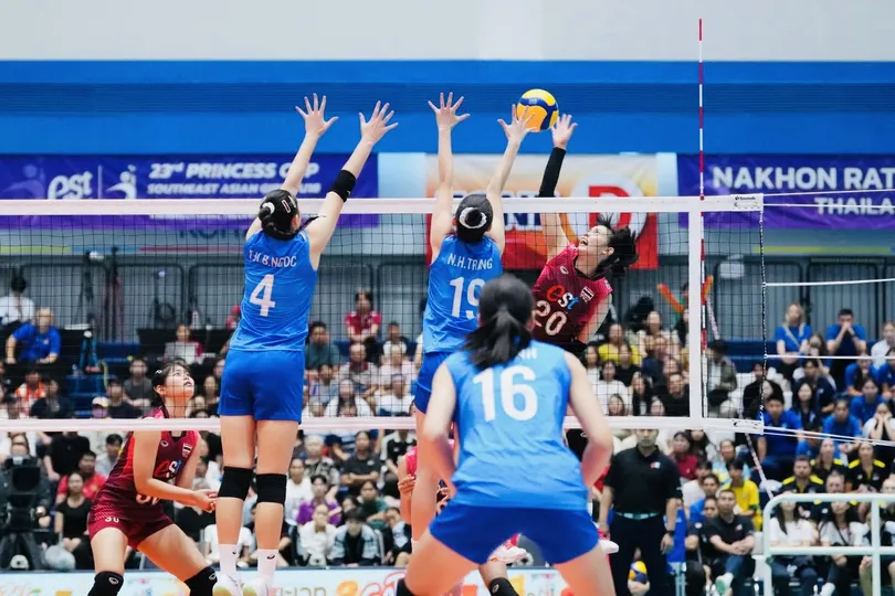 Cầu thủ nữ U18 Việt Nam đã tập trung phòng thủ chắn bóng trước các tình huống tấn công của chủ nhà U18 Thái Lan. Ảnh: THAILANDVOLLEYBALL