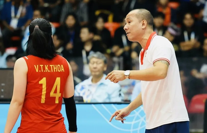 Huấn luyện viên Nguyễn Tuấn Kiệt và các cầu thủ tiếp tục tập huấn tại Đại học TDTT Bắc Ninh trong tháng 7. Ảnh: DŨNG PHƯƠNG