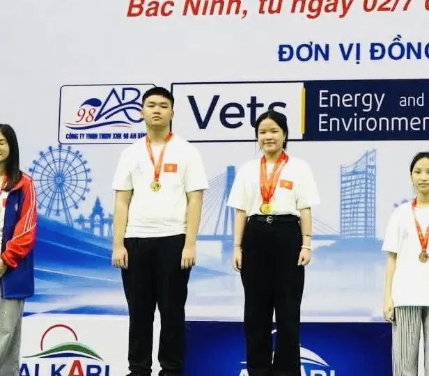 Kỳ thủ Đinh Nho Kiệt (trái) đã có tấm HCV cờ chớp ở bảng U17 nam giải năm nay. Ảnh: VCF
