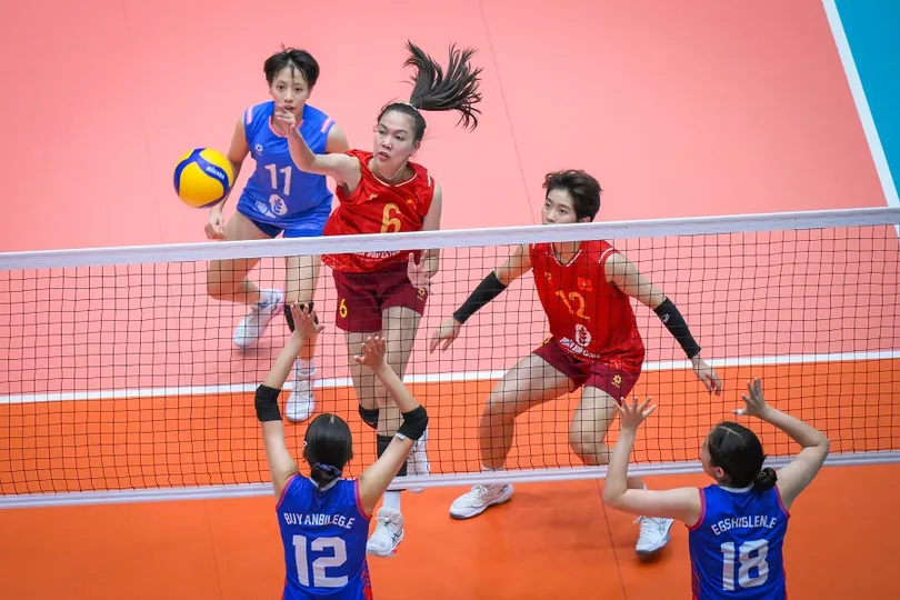 Cầu thủ đội nữ U18 Việt Nam đã áp đảo hàng chắn của đối thủ U18 Mông Cổ. Ảnh: AVC