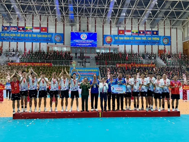 Cầu thủ Đội tuyển bóng chuyền Quân đội Việt Nam đã giành cúp vô địch (Ảnh: MINH CHIẾN)