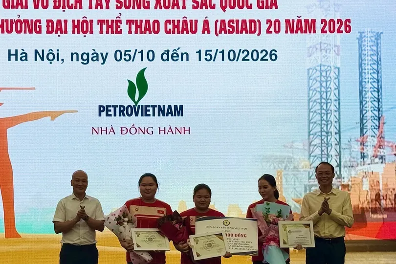 3 xạ thủ Đội tuyển bắn súng Việt Nam giành HCĐ ASIAD 20 được khen thưởng tổng 50 triệu đồng. Ảnh: MINH CHIẾN