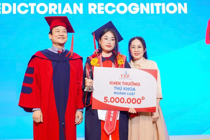 Phương Doanh nhận khen thưởng tại lễ trao bằng tốt nghiệp.