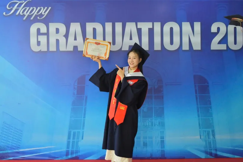 Niềm vui của Hồng Nhung trong ngày nhận bằng tốt nghiệp đại học.