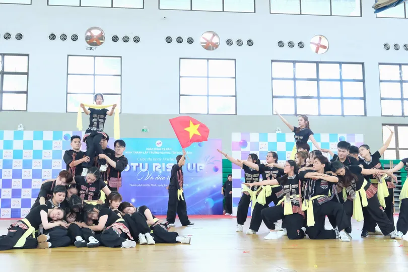Phần trình diễn của đội thi Khoa Ngoại ngữ TDTU tại hội thi.