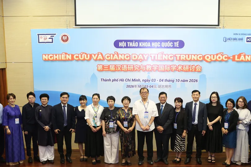 Các đại biểu chụp ảnh lưu niệm tại hội thảo.