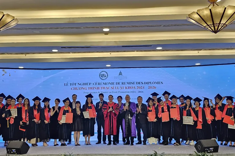 Các tân thạc sĩ chụp hình lưu niệm cùng đại biểu tại lễ tốt nghiệp.