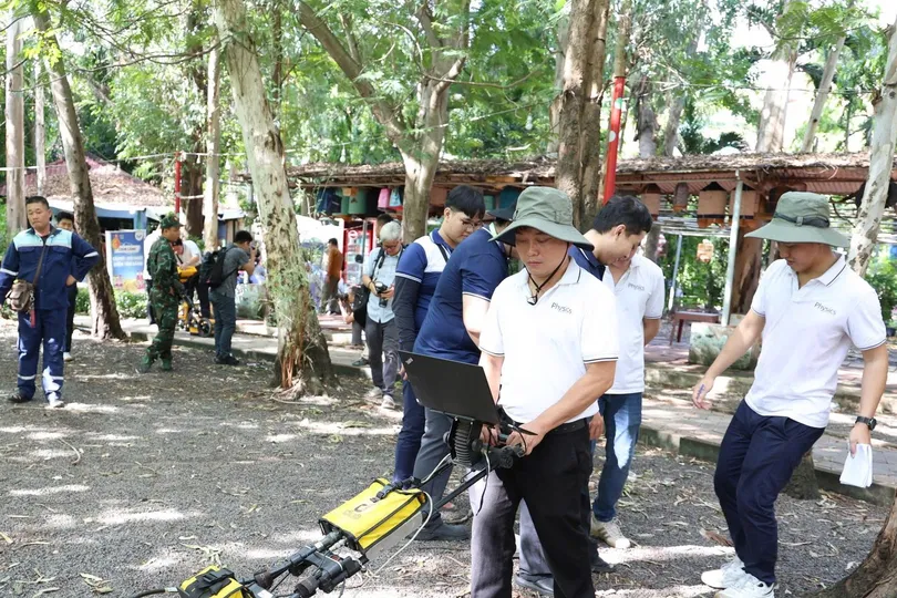 Nhóm thành viên Bộ môn Vật lý địa cầu (Khoa Vật lý – Vật lý kỹ thuật, Trường ĐH Khoa học tự nhiên, ĐHQG TPHCM) đang đo đạc ra đa xuyên đất trong nhiệm vụ tìm kiếm vị trí mộ Liệt sĩ ở công viên Lê Thị Riêng, TPHCM, tháng 7/2026. Người sử dụng máy đo ra đa: PGS-TS Lê Văn Anh Cường.