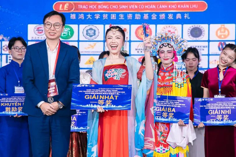 Ban tổ chức trao giải nhất cho Trần Phạm Yến Nhi.