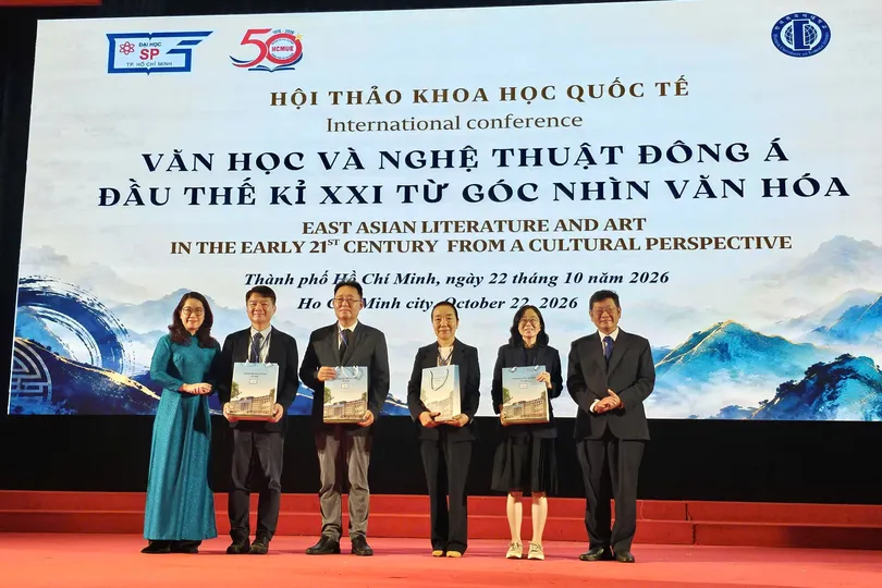 Lãnh đạo Trường ĐH Sư phạm TPHCM tặng quà cám ơn các diễn giả, khách mời tại chương trình.