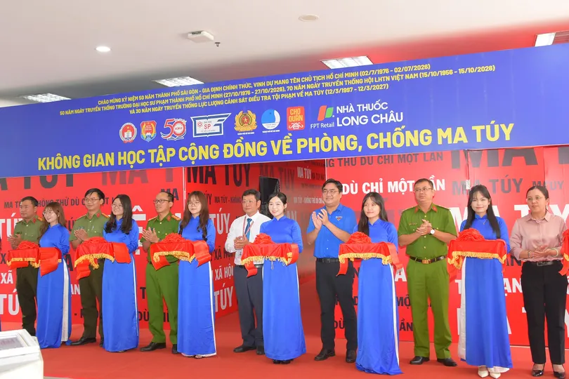 Các đại biểu thực hiện nghi thức cắt băng khánh thành “Không gian học tập cộng đồng về phòng, chống ma túy”.