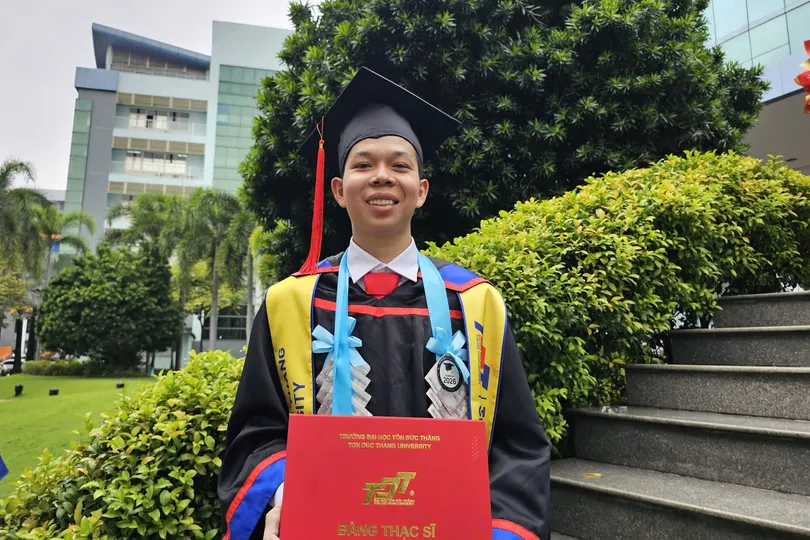 Niềm vui của tân thạc sĩ Nuth Sokrite trong ngày nhận bằng tốt nghiệp, 23-10.