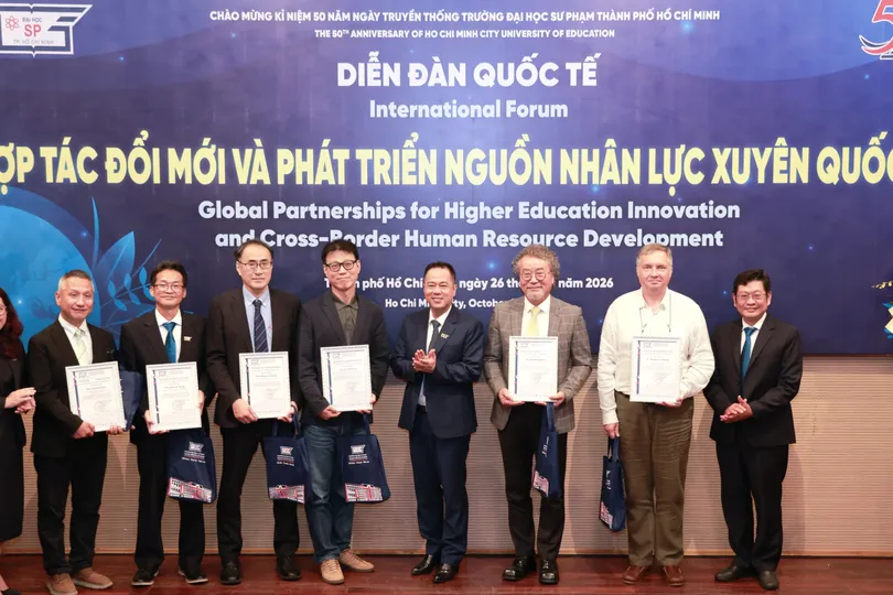 Trường ĐH Sư phạm TPHCM trao thư cám ơn các diễn giả tham gia diễn đàn.