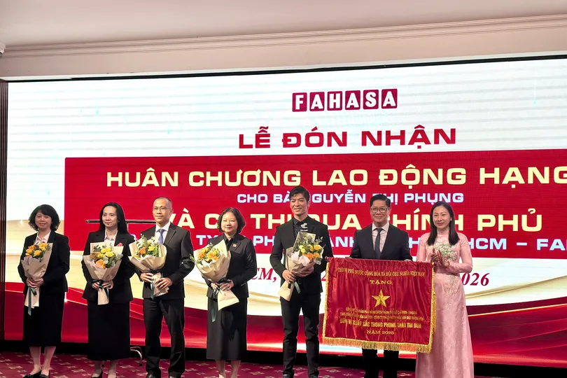 Công ty Fahasa đón nhận Cờ thi đua của Thủ tướng Chính phủ