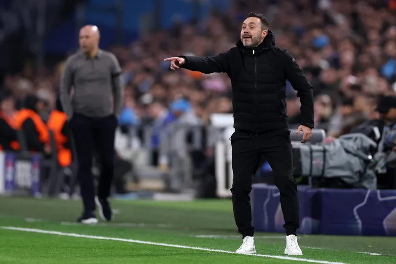 HLV Roberto De Zerbi chỉ đạo trong trận Liverpool - Olympique Marseille. Ảnh: Getty Images