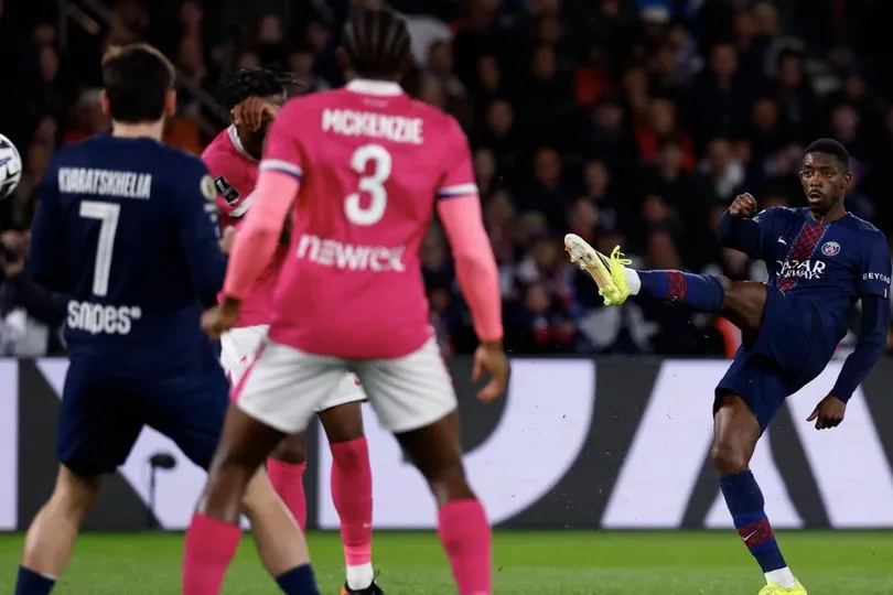 Dembele lập siêu phẩm ngoài vòng cấm vào lưới Toulouse. Ảnh: Getty Images