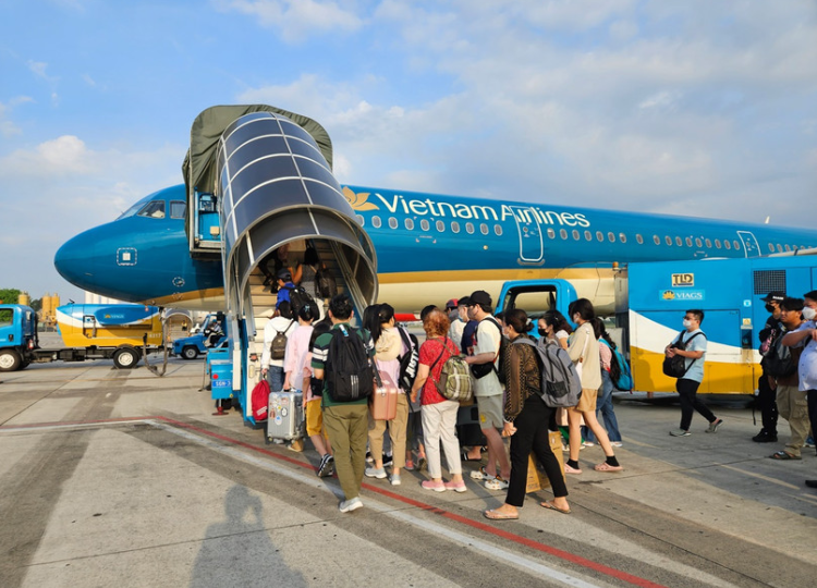 Disadvantaged workers provided air tickets to return home for Tet