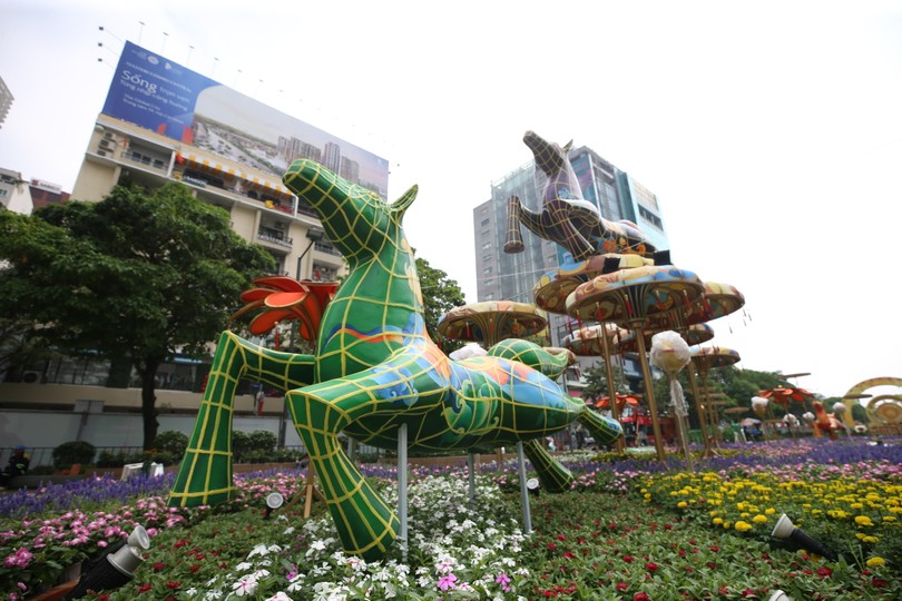 Final touches underway as Nguyen Hue Flower Street nears completion