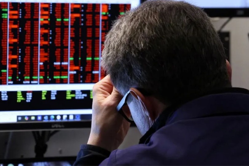 Market sell-off drags VN-Index down nearly 115 points