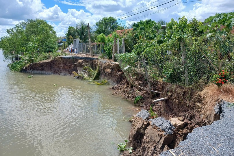 Two riverbank road collapses hit Dong Thap in one day