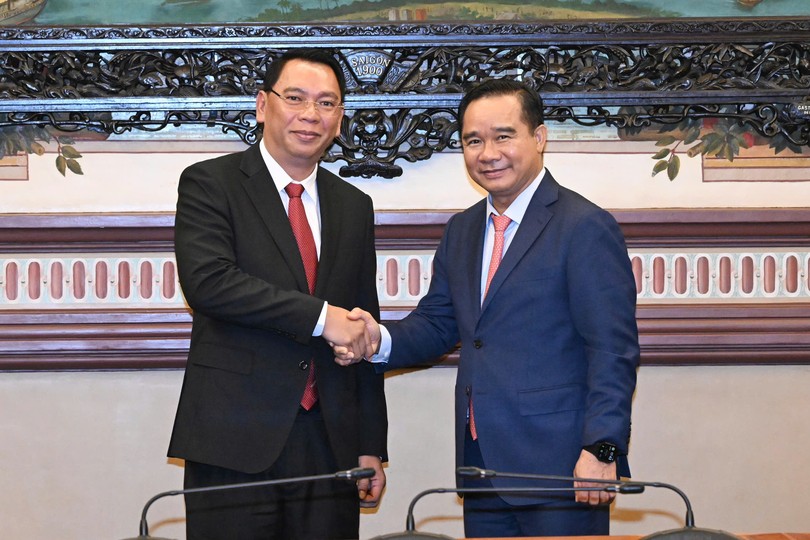 Ho Chi Minh City, Vientiane leaders pledge deeper cooperation