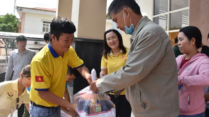 The Club for Children’s Smiles No.72 and the “Loving Rice Fund” Group are handing out gifts to people in difficult circumstances in Kim Long Commune of HCMC