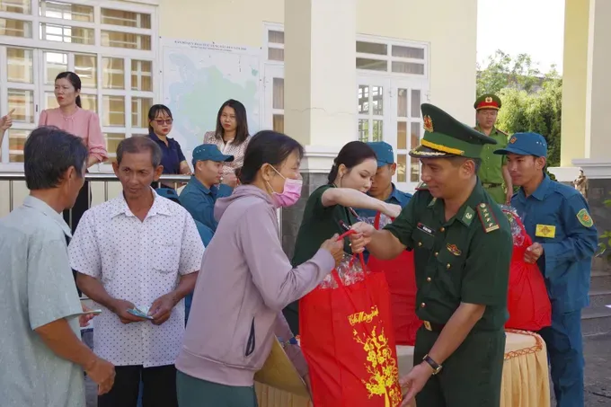 Colonel Do Vinh Thang, Deputy Political Commissar of the HCMC High Command and Political Commissar of the HCMC Border Guard Command, is presenting Tet gifts to residents of An Thoi Dong Commune during the “Heartwarming Spring at the Frontier” program in the Year of Fire Horse of 2026 (Photo: SGGP)