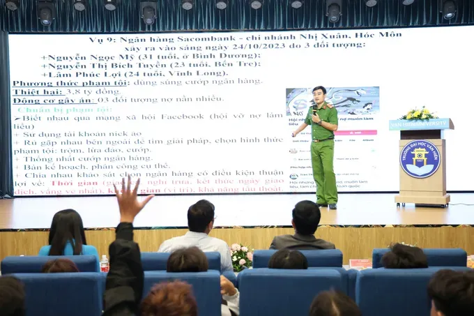 Captain Huynh Do Tan Thinh, an investigative scout of the Special Criminal Police Team under PC02 of the municipal Department of Public Security, is speaking at the seminar.