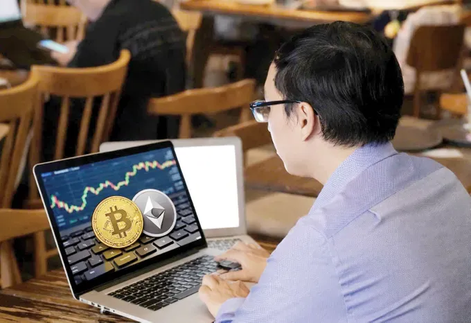 Investors are monitoring price fluctuations of various crypto assets displayed on a transaction app (Photo: SGGP)