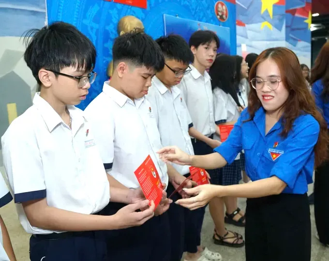 A Youth Union admission ceremony in Phu Thanh Ward of HCMC, commemorating the 95th anniversary of the founding of the Ho Chi Minh Communist Youth Union (Photo: SGGP)