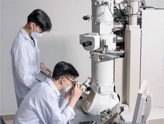 Students are conducting practical experiments at the Materials Technology Laboratory in Ho Chi Minh City University of Technology (Vietnam National University – Ho Chi Minh City) (Photo: SGGP)