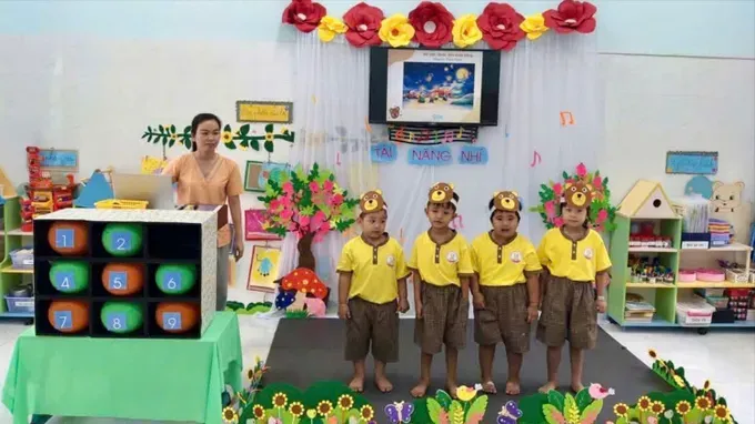 Vo Thi Kim Hieu continues to brave the turbulent waters daily, navigating a small composite boat to Thieng Lieng Hamlet to teach the foundational letters of literacy to kindergarten children (Photo: SGGP)