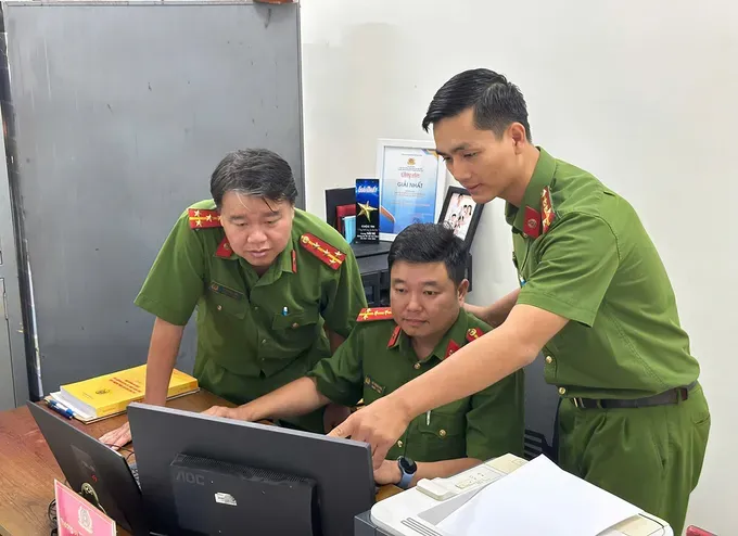 Captain Tran Dinh Cuong (far right) is passionately instructing colleagues on utilizing the innovative “Virtual Assistant” software for the meticulous compilation of drug subject dossiers