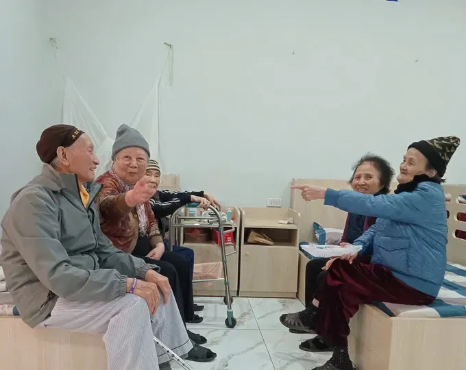 Senior people are talking happily with one another in a nursing home (Photo: SGGP)