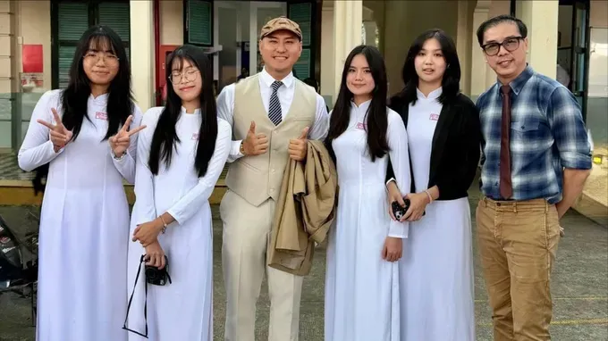 Nguyen Truong Sang (wearing a hat) is enthusiastically interacting and sharing captivating cultural and historical narratives with students from Le Quy Don High School in HCMC